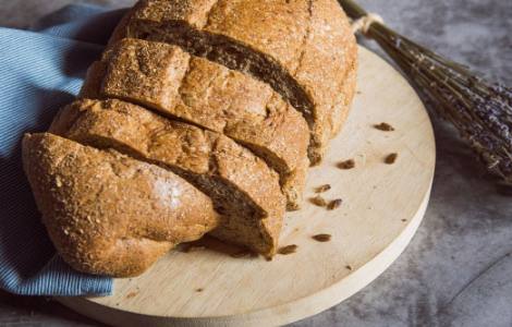 Dlaczego nie zaleca się spożywania świeżego pieczywa